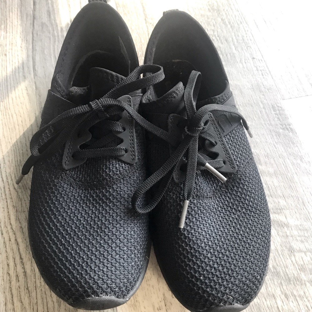 New Balance womens 7.5 Black shoes